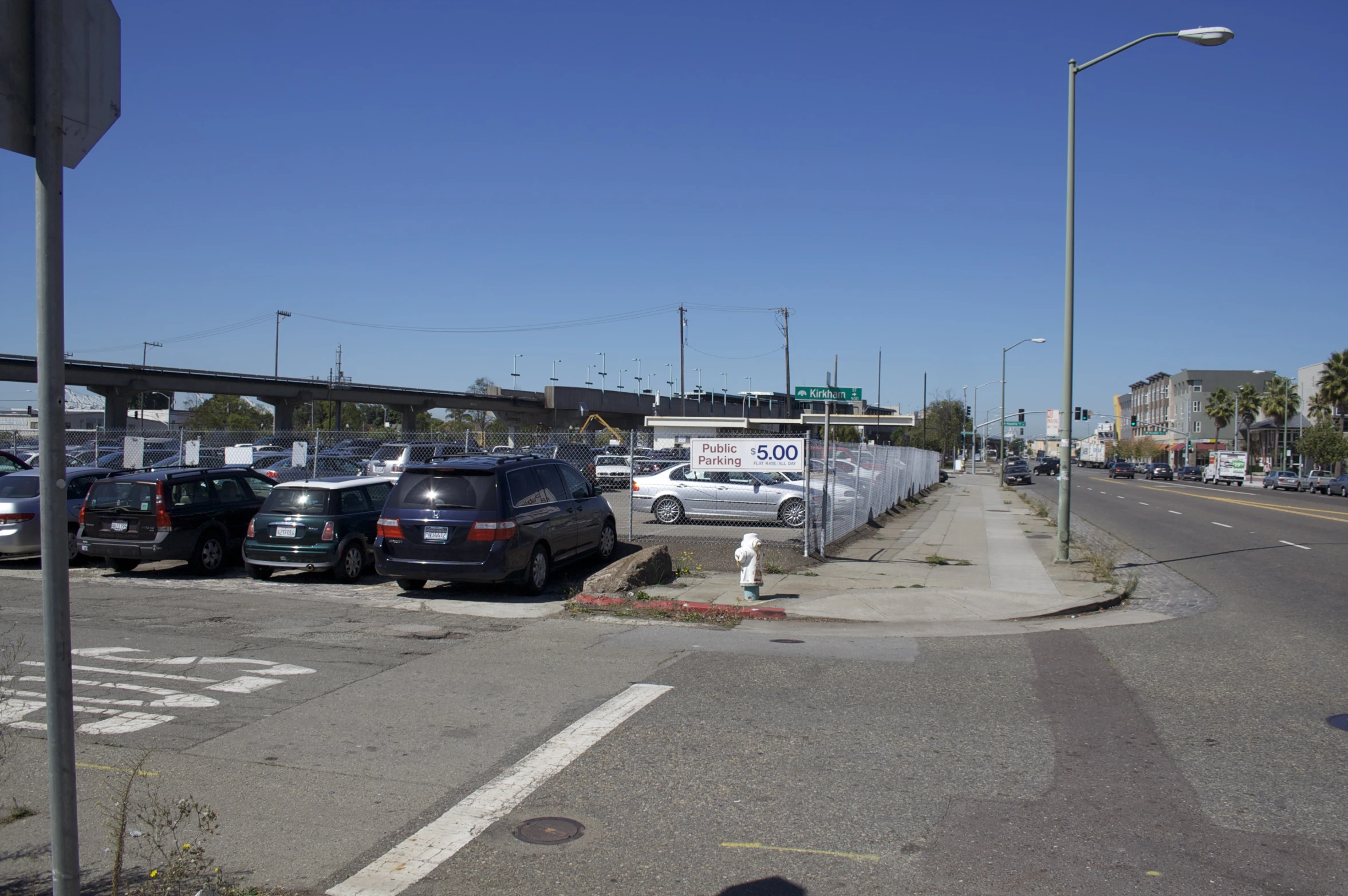 the parking lot is empty and there are many cars in it