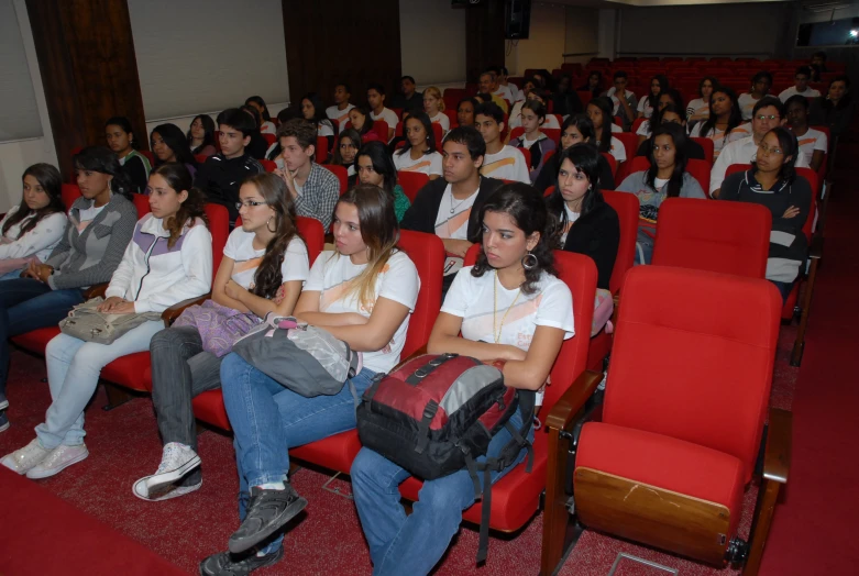 a group of people in the audience are watching soing