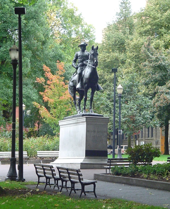 there is a statue of a man riding a horse