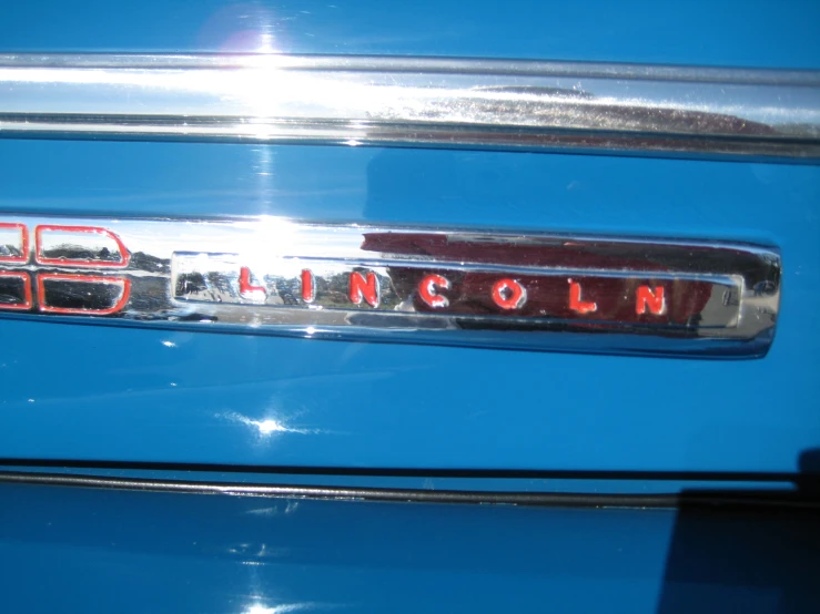 the emblem on the front of a blue vehicle