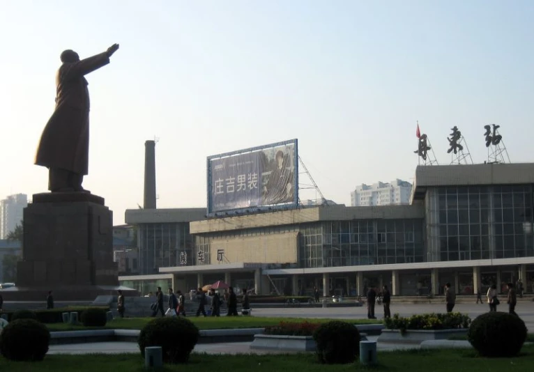the large statues in front of a building are statues of people