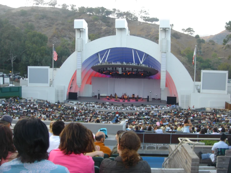 a big auditorium with many people sitting on the sidelines