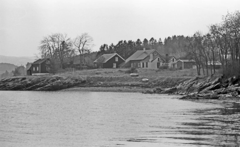 houses line the shoreline of a body of water