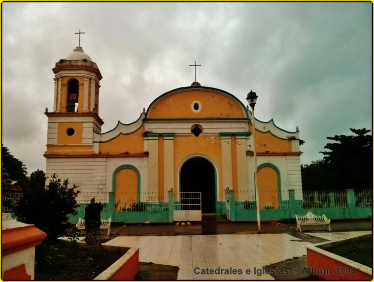 an image of a very big pretty church