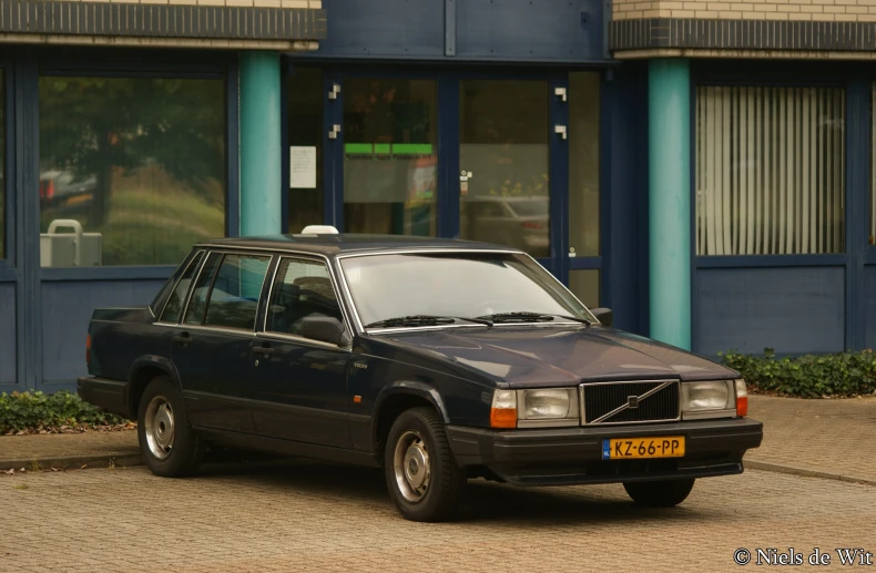 a car that is parked in front of a building