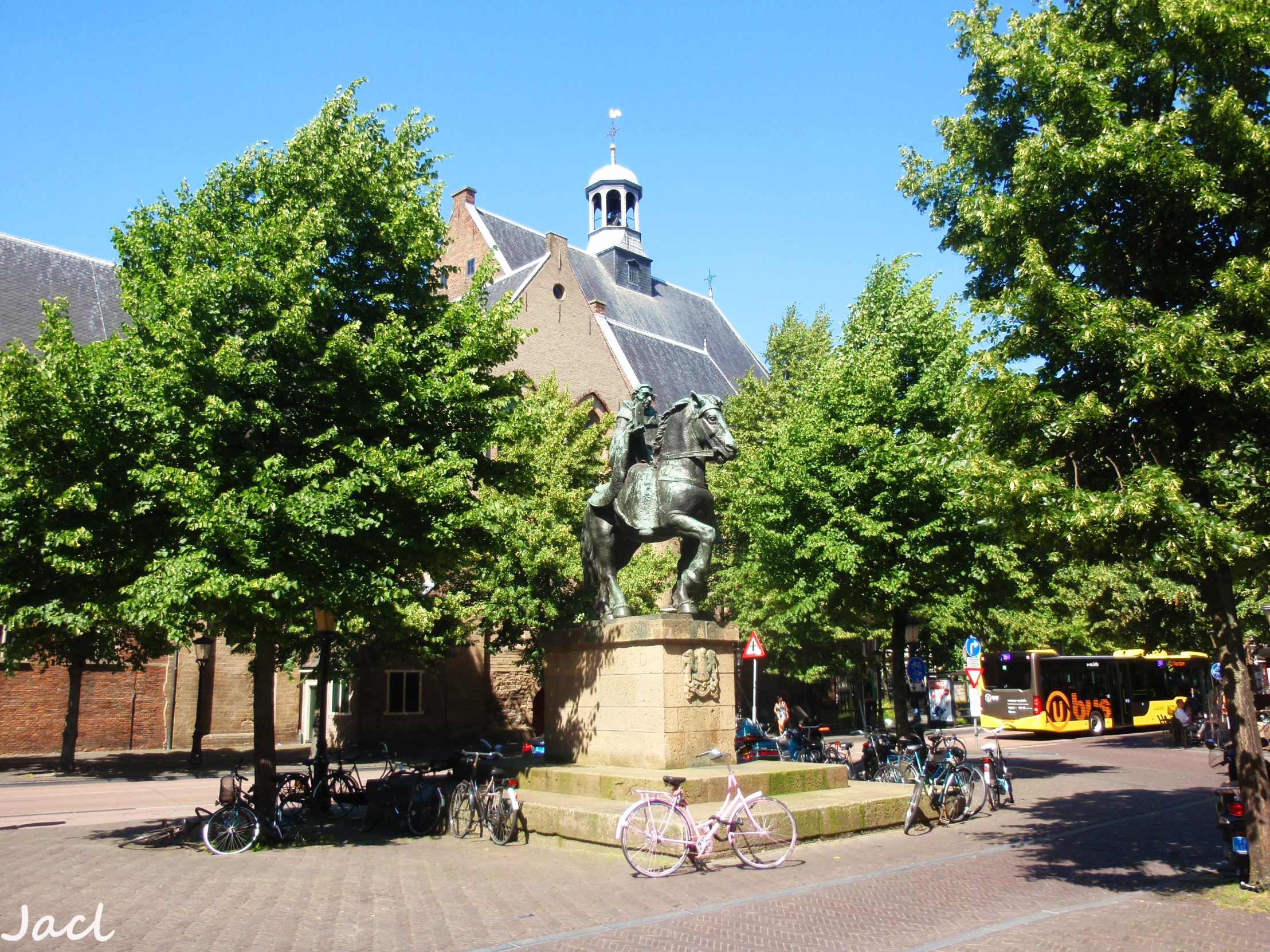 a statue in the middle of a courtyard