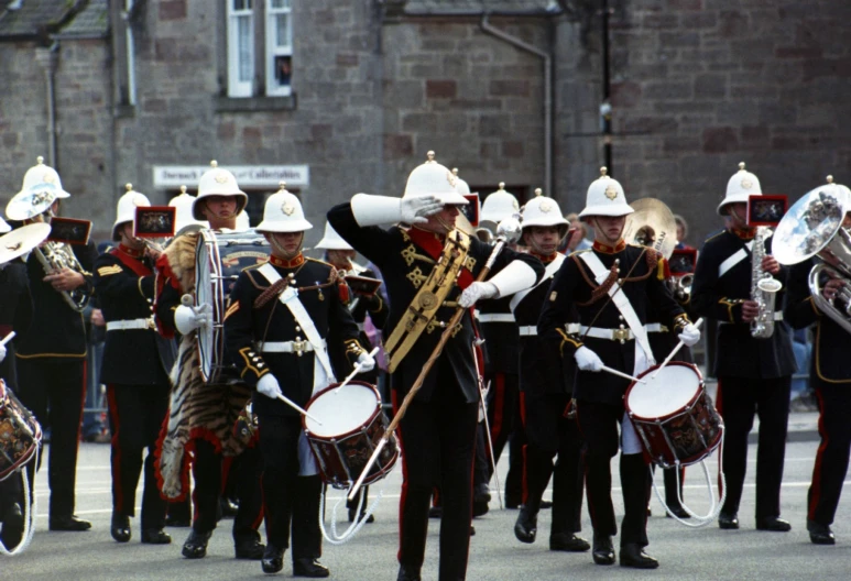 a parade of soldiers marching with drum players