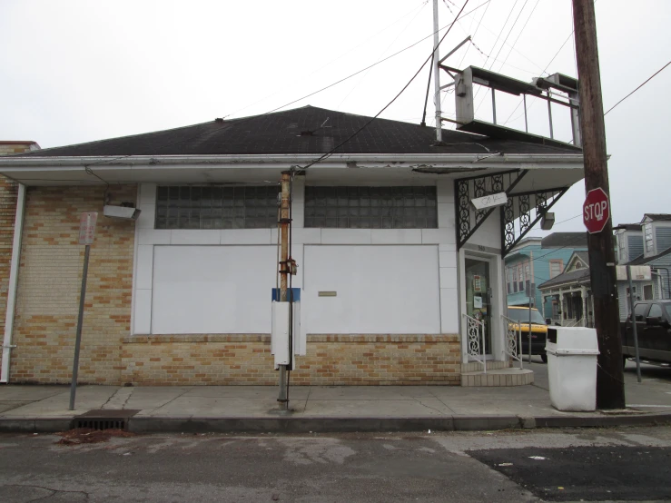 an image of an outside place with a stop sign