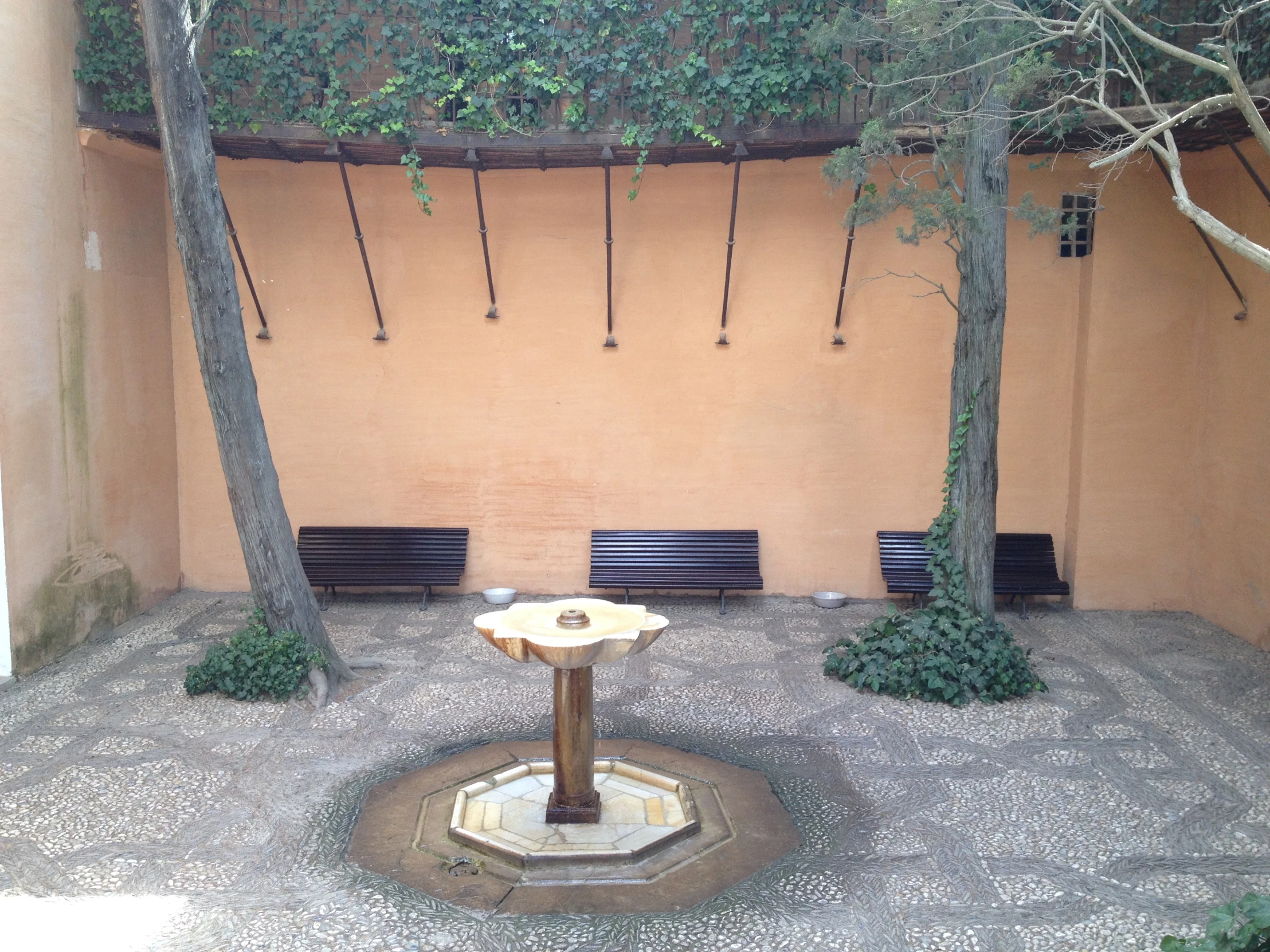 there is a fountain in the middle of a courtyard