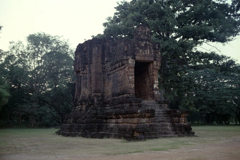 there is an old building surrounded by trees