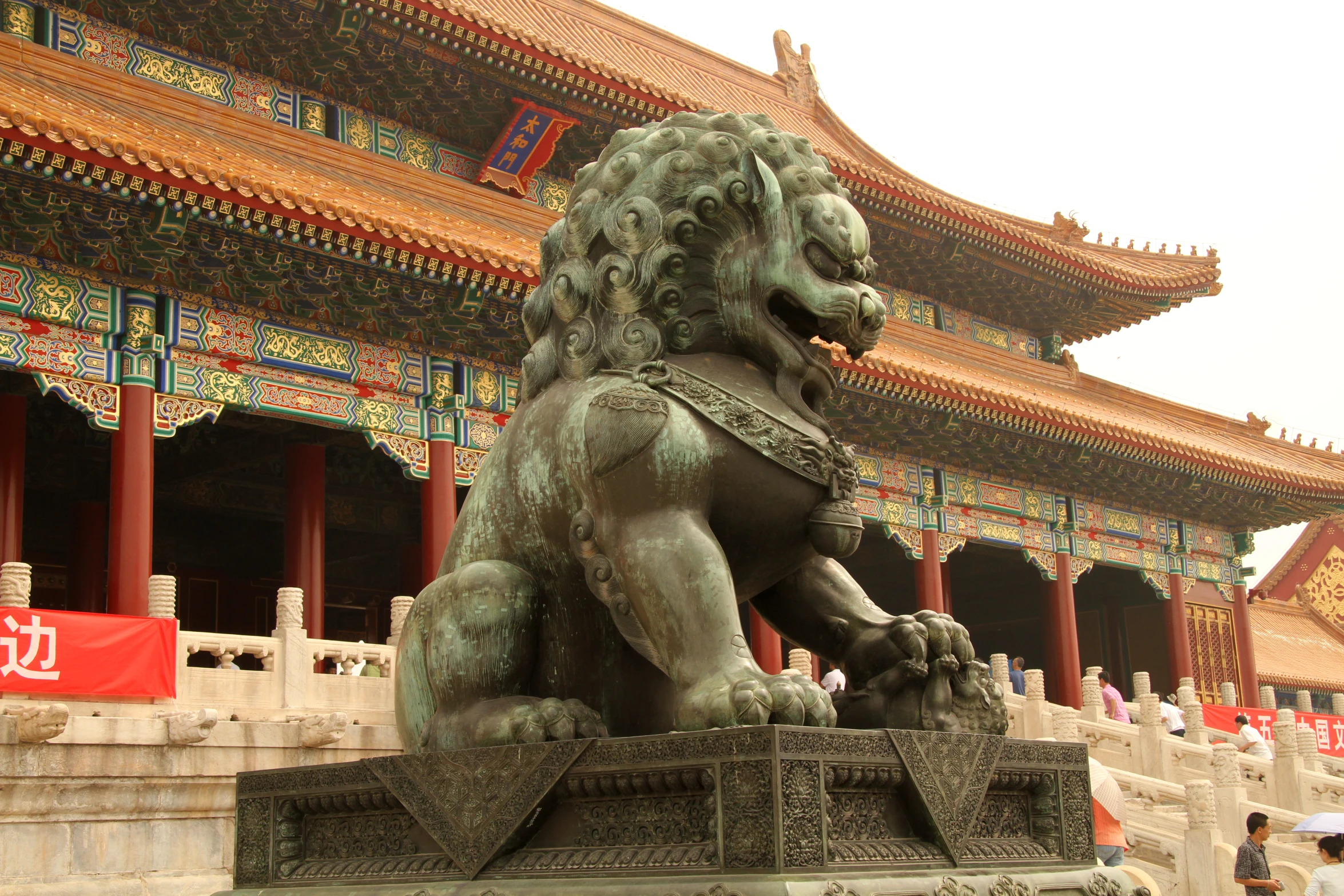 a lion statue in a chinese temple next to the wall