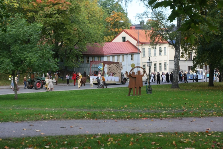 a statue stands in front of a crowd of people