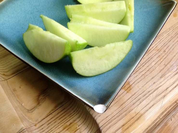 a blue plate with sliced pieces of apples on it