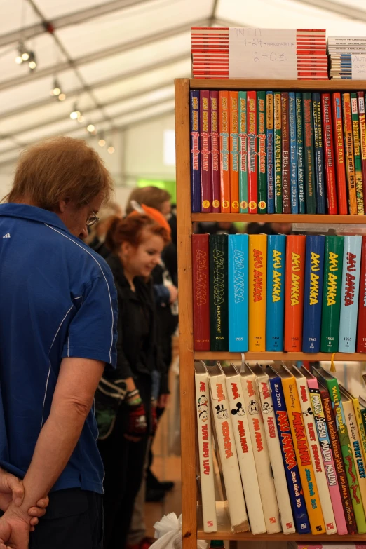 a person is looking at a book shelf