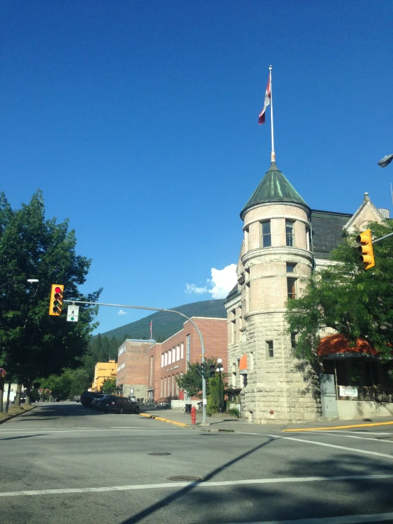 the street is quiet at the intersection with a building in the background