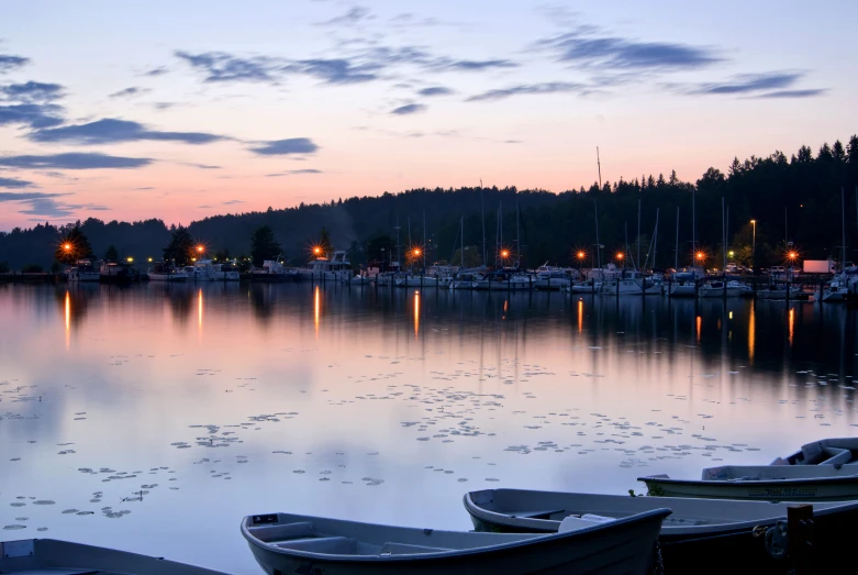 boats are sitting in the middle of the water