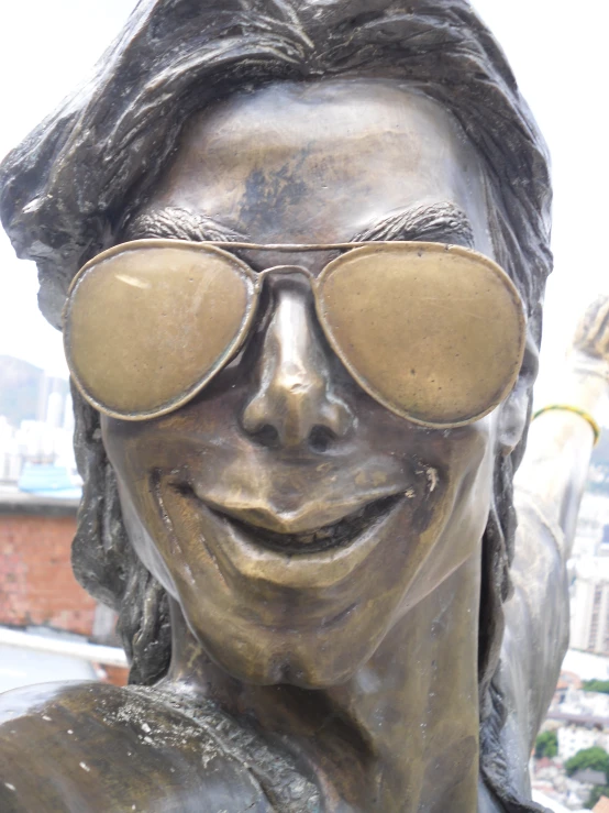 a statue that has a pair of glasses in it