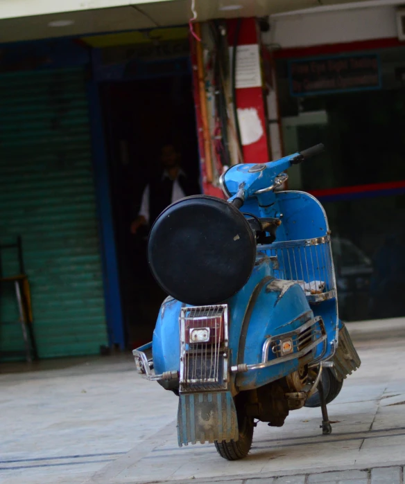 a motorcycle is parked on the sidewalk near a building