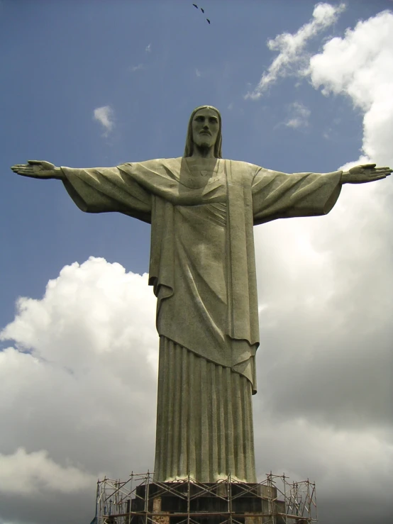 the large statue is in front of the scaffold