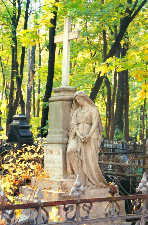 a sculpture is shown sitting in the middle of a cemetery