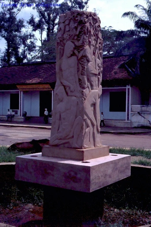 a statue in the middle of the lawn