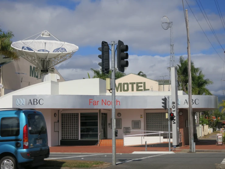 motel car parked by street lights near stop light