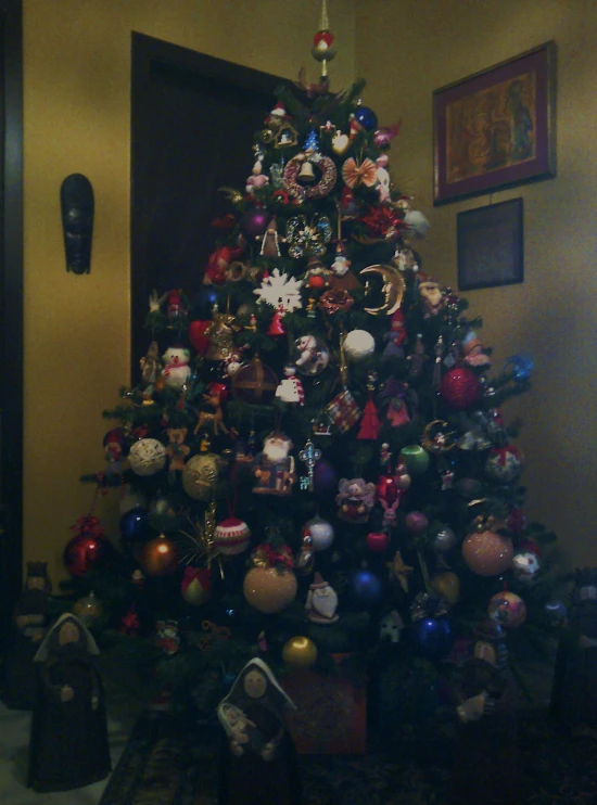 the tree is decorated with an assortment of baubie balls