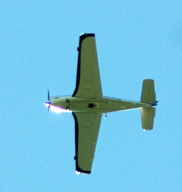 a single engine airplane flying in the sky