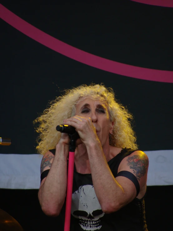 the woman is singing into a microphone during a concert