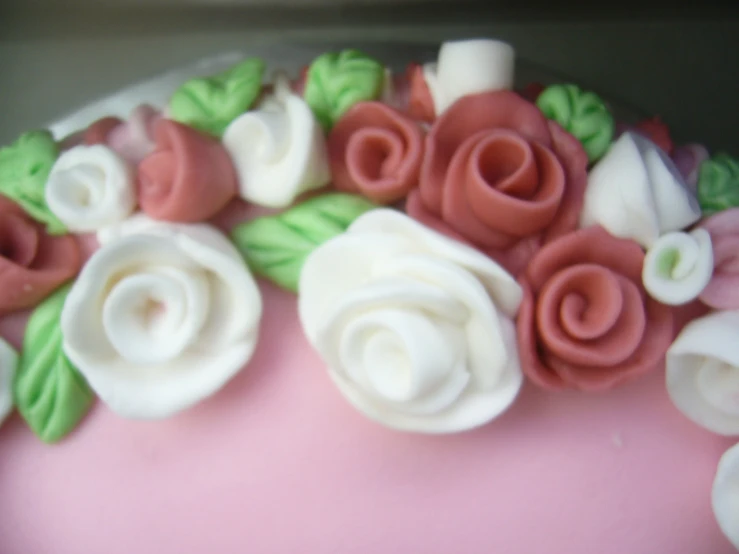 white and pink rose and leaf decorations on cake