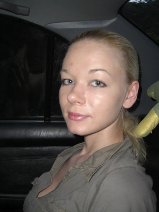 a woman is sitting inside the back seat of a car