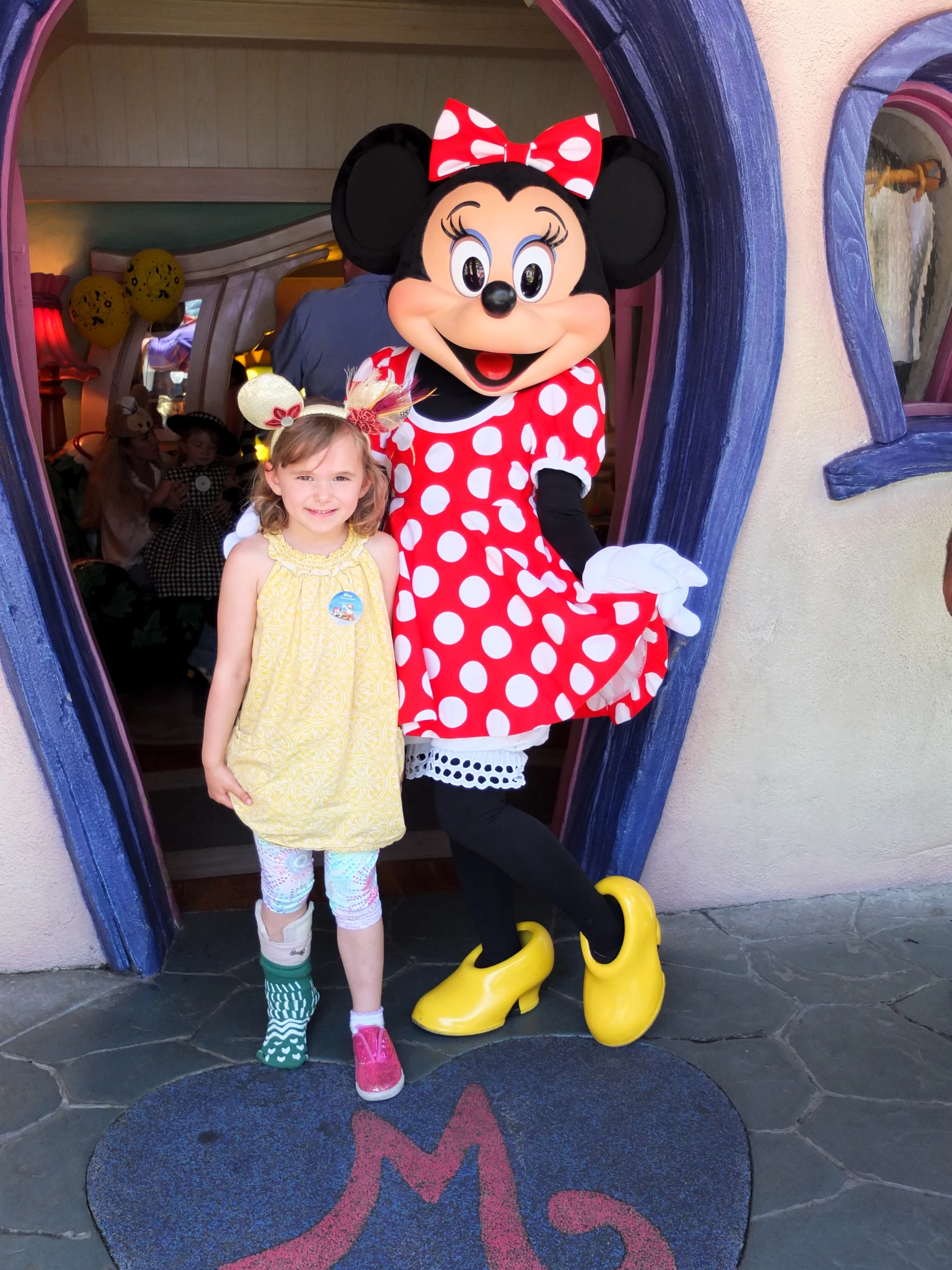 the girl and minnie mouse are outside their disney resort