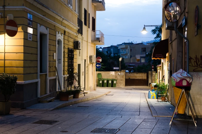 a street is shown with no traffic