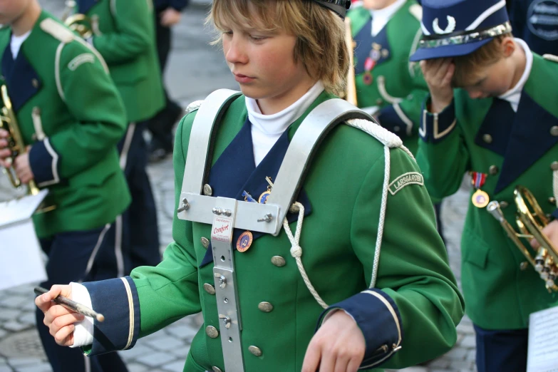 there are some musicians wearing green jackets and hats