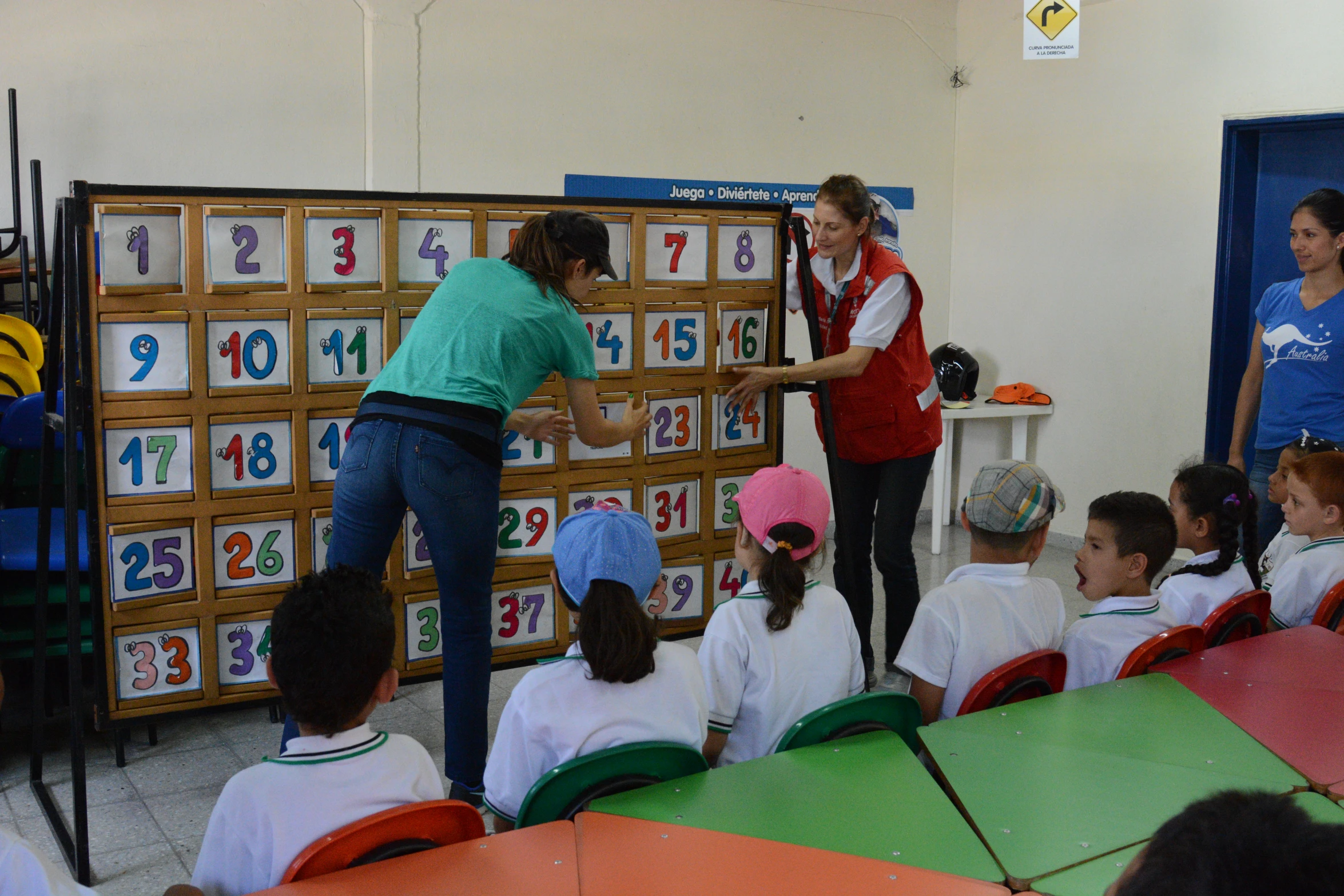 children learn math as teachers watch