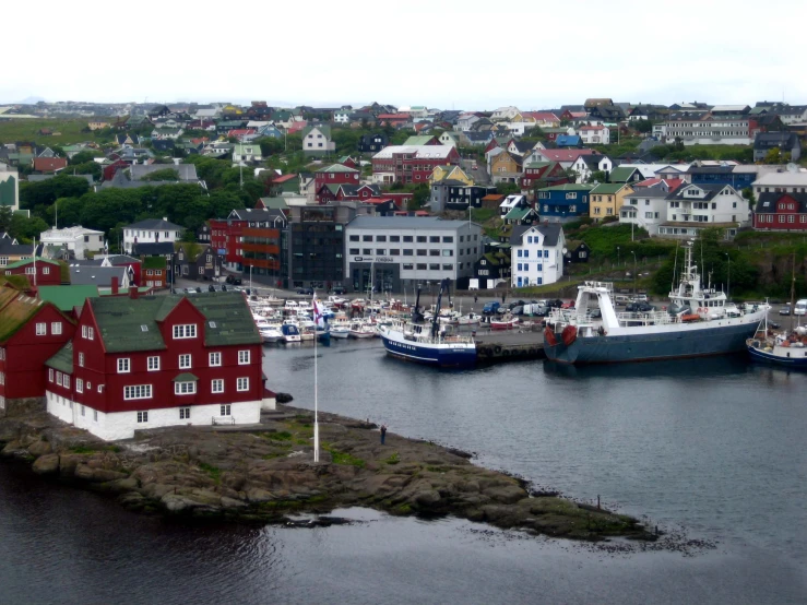 several houses in the water surrounded by boats