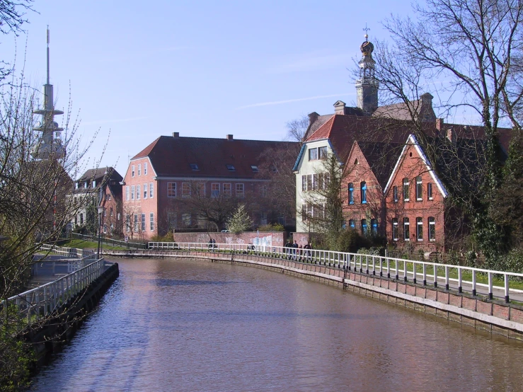 some very pretty houses near the water