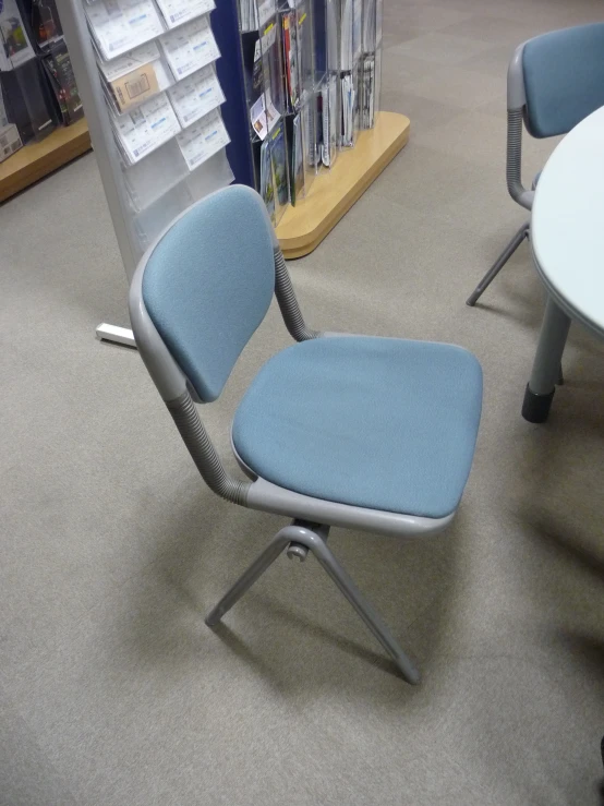 the chairs are empty in a liry with bookshelves