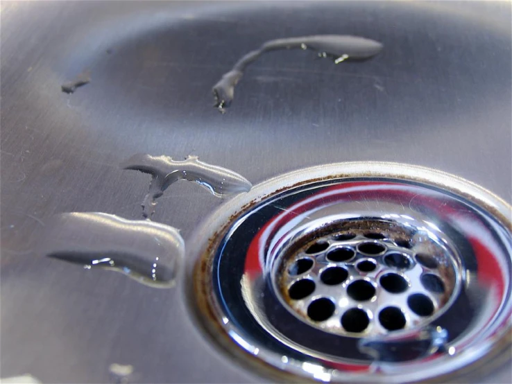 a drain running on the kitchen sink