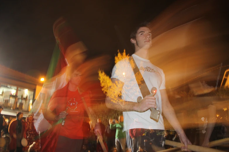 man with two different types of knives standing in front of a crowd