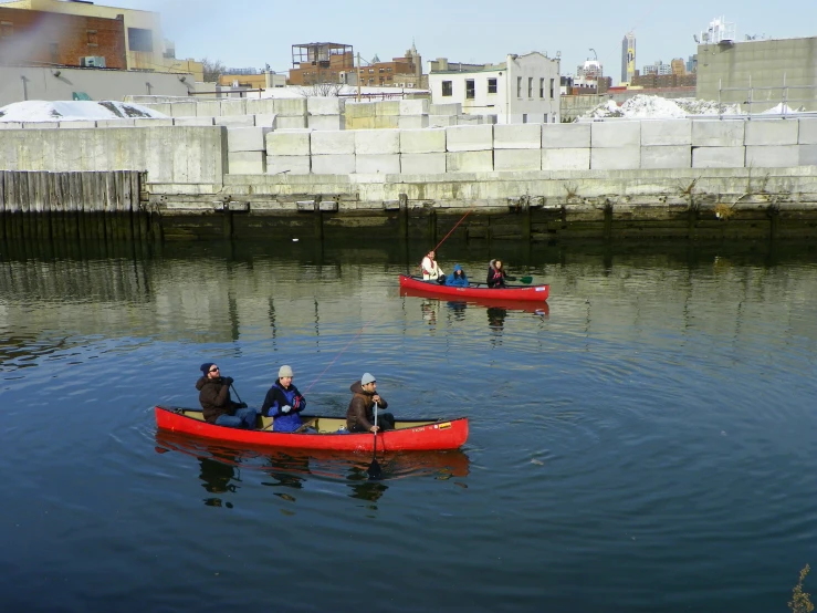 there are three canoes with people in them