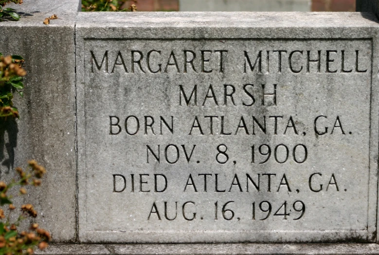 a memorial on the side of a large monument