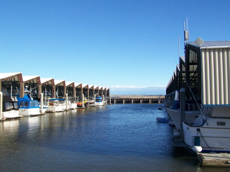 a long line of docks that have chairs on them