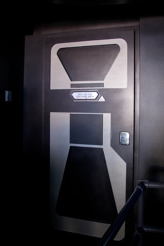 there is an entrance to an elevator that has a sign for soing