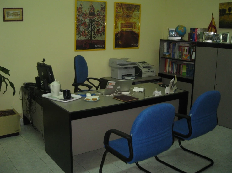 the room has many chairs at the desk