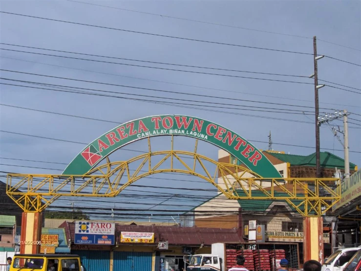 an overpass sign next to the street and buildings