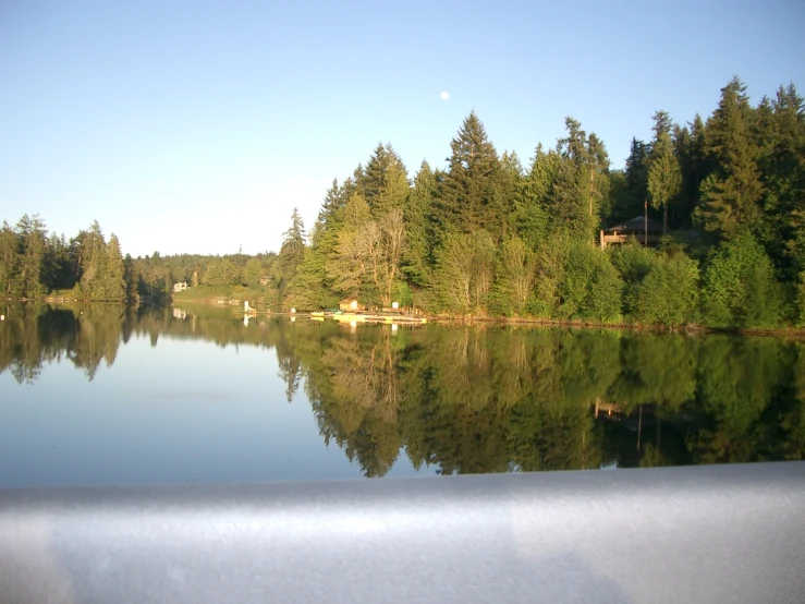 there are many boats on this small river