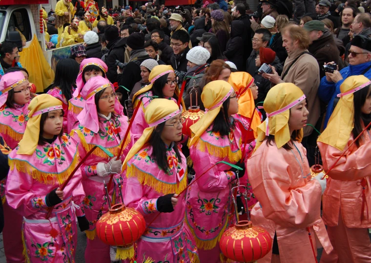 there are many people dressed in brightly colored clothing