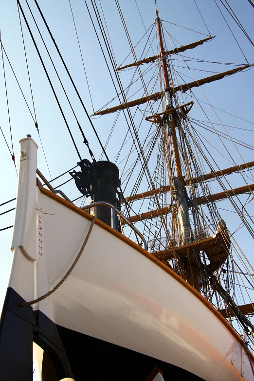 a po of the mast of a sail ship