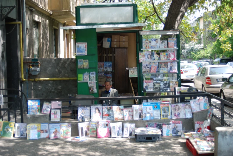 a book stand is shown on a city street